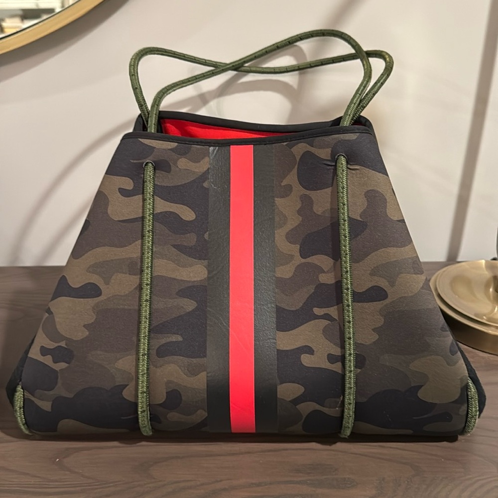 Haute shore expandable tote